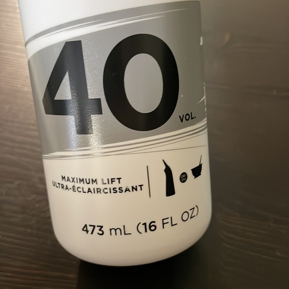 CLAIROL PURE WHITE DEVELOPER 40 vol. 16oz (473ml) and Clairol Professional BW2 - Picture 6 of 6